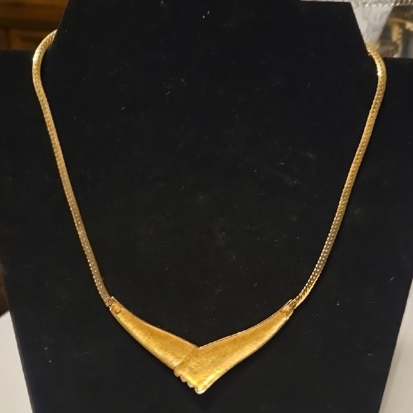 Elegant Vintage Gold Tone Necklace, New - Picture 2 of 3